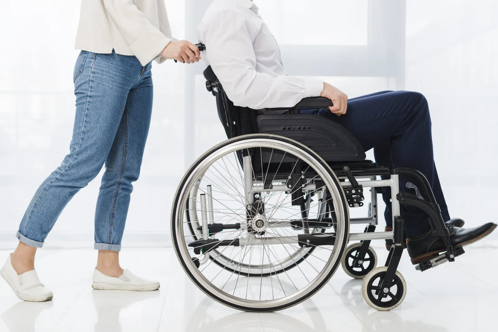 Jak opiekować się osobą korzystającą na co dzień z wózka inwalidzkiego?